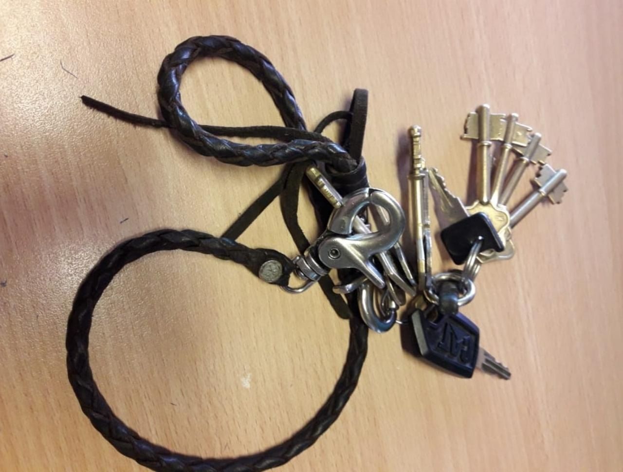 Buscan mochila gris robada con estas llaves y documentación