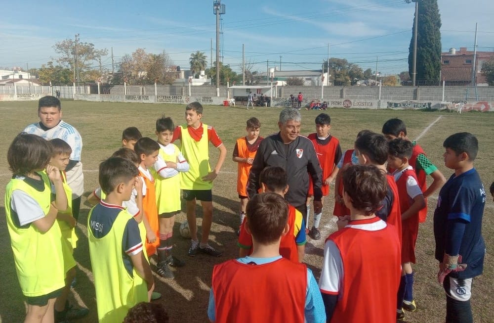 El padre de Marcelo Gallardo observó jugadores de fútbol en Paraná: la prueba reunió más de 150 chicos