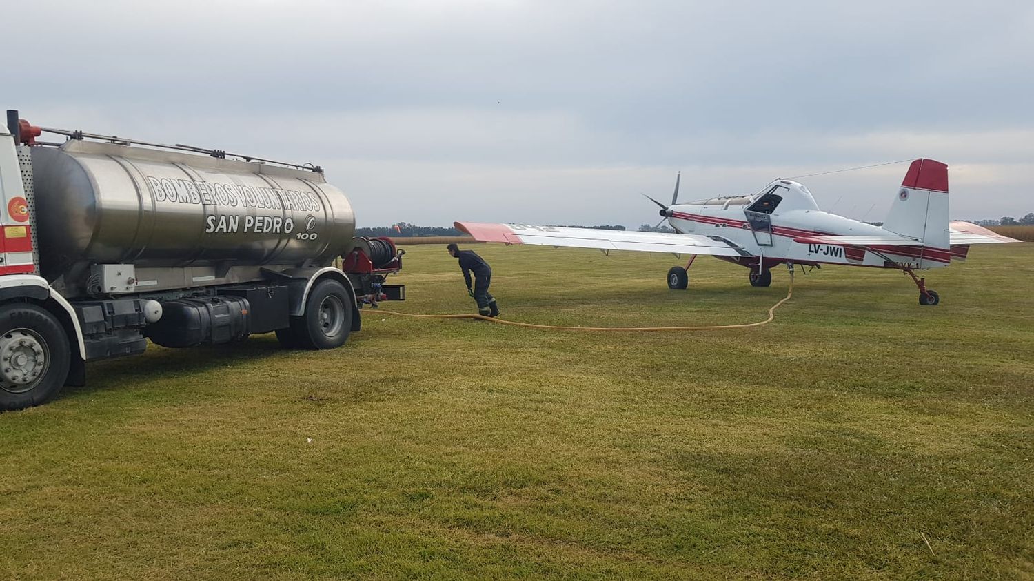 Incendio en islas: el avión hidrante y los brigadistas del Plan Nacional de Manejo del Fuego trabajan en San Pedro