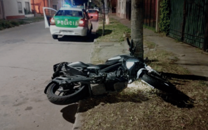 Hallaron una moto encendida y abandonada en la calle