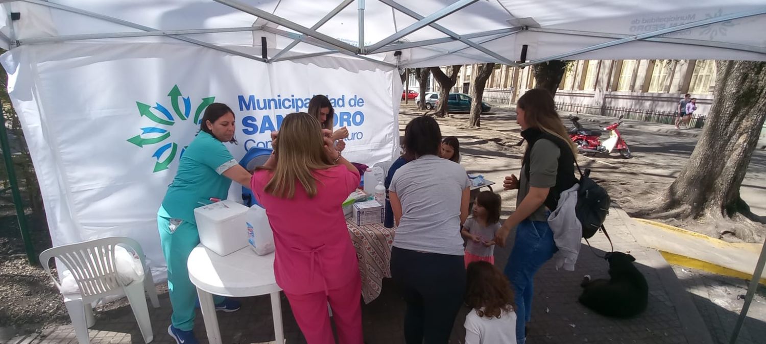 Vacunación: instalan posta en plaza Constitución para vacunar contra sarampión, rubéola, paperas y poliomielitis