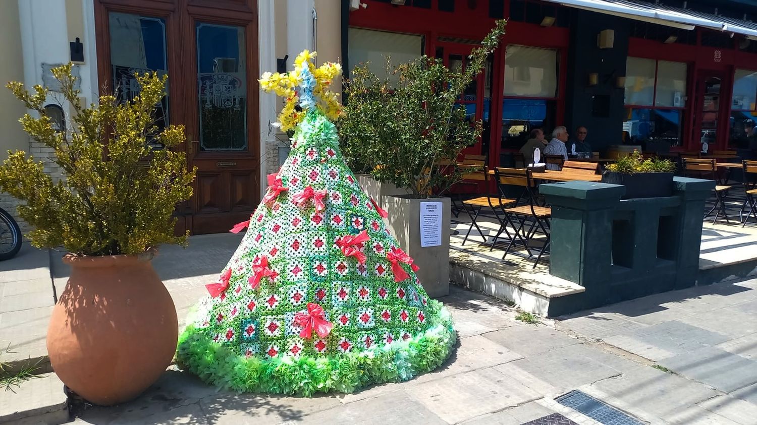 Un árbol de Navidad tejido con bolsas plásticas “que ya no circulan más por nuestro medioambiente”