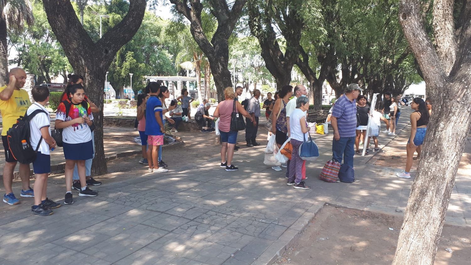 Transporte público: usuarios reclaman que la garita de plaza Belgrano no alcanza para todos los pasajeros