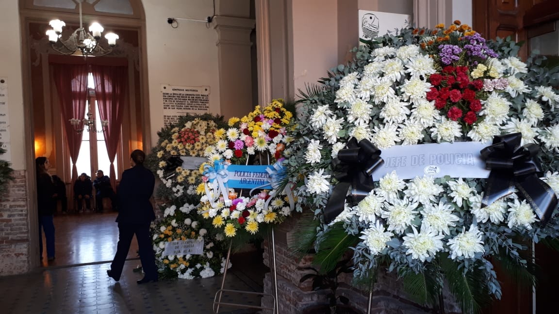 Velan los restos del policía Osvaldo “Lalo” Cantero en el salón dorado de la Municipalidad