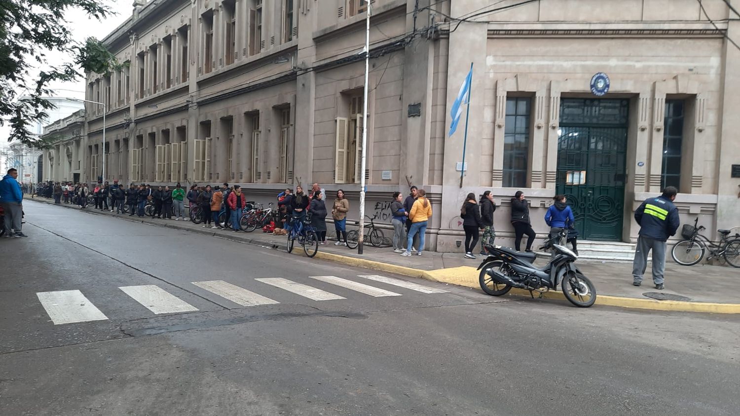 Larga Cola En La Escuela 1 Para Retirar La Mercadería De Los Chicos Las últimas Noticias De 2403