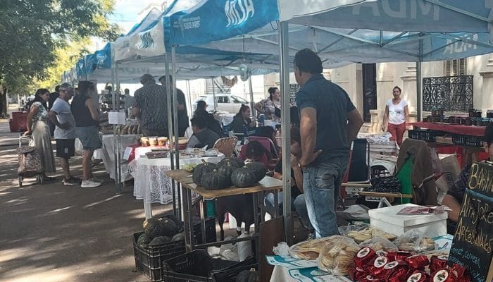 Sábado de feria: Frutos de la Tierra y el Río más Mercados Bonaerenses en plaza Constitución