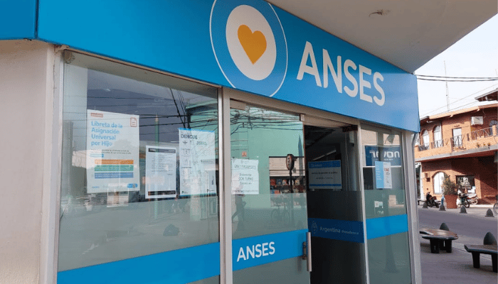 El calendario de pagos completo de Anses incluye el pago de los 70 mil pesos por cada hijo a cargo y los 202 mil que cobran los jubilados con la mínima.