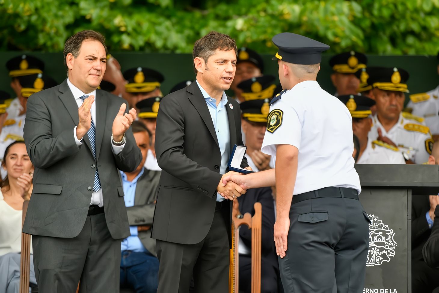 El ministro Alonso y el gobernador Kicillof, durante el acto por el aniversario de la Policía bonaerense.