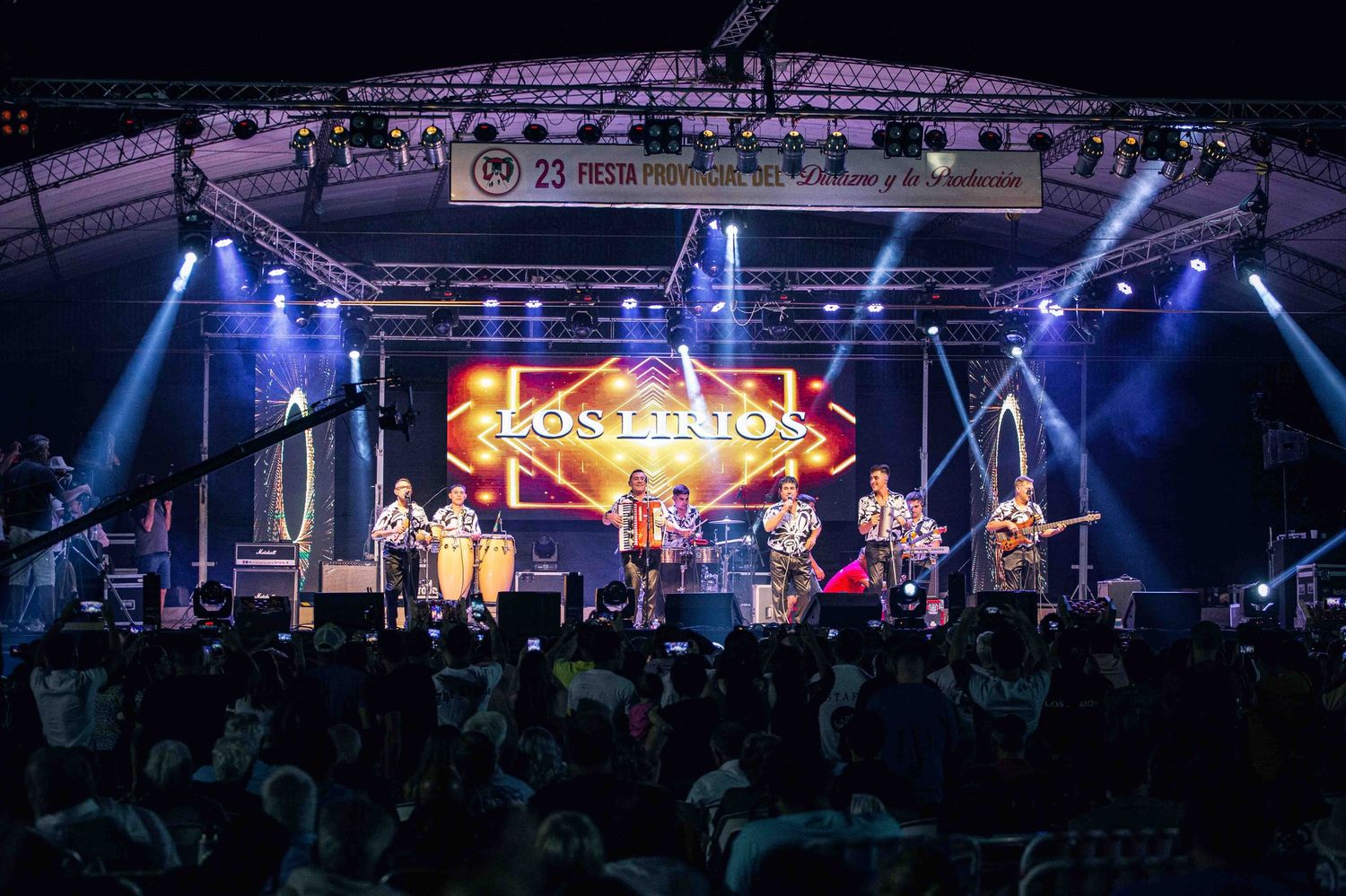 Los Lirios, en el escenario de la Fiesta del Durazno 2023. Foto: Prensa Municipalidad.