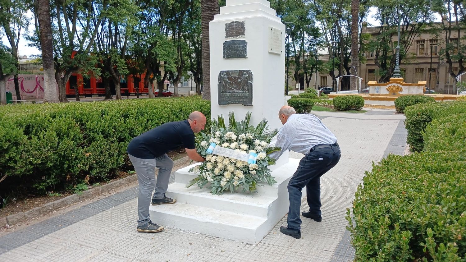 La ofrenda floral colocada a los pies del busto de San Martín en Plaza Constitución.