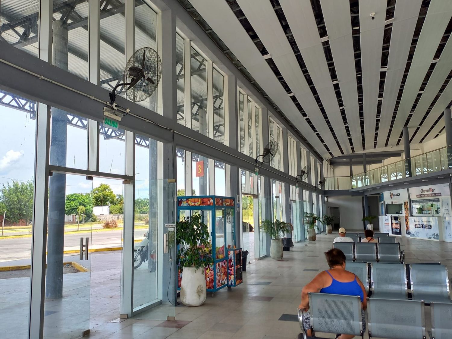 En medio de la ola de calor que azota al país, la Terminal de ómnibus se encuentra sin servicio de luz. Foto: La Opinión.