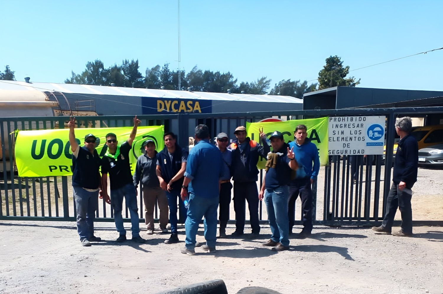 Trabajadores y sindicalistas de Uocra en Dycasa, en el último conflicto laboral registrado.