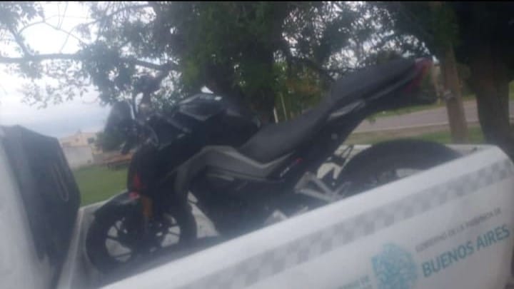 La moto fue recuperada en el camino real a Gobernador Castro y ya le faltaba la patente y alguna motoparte.