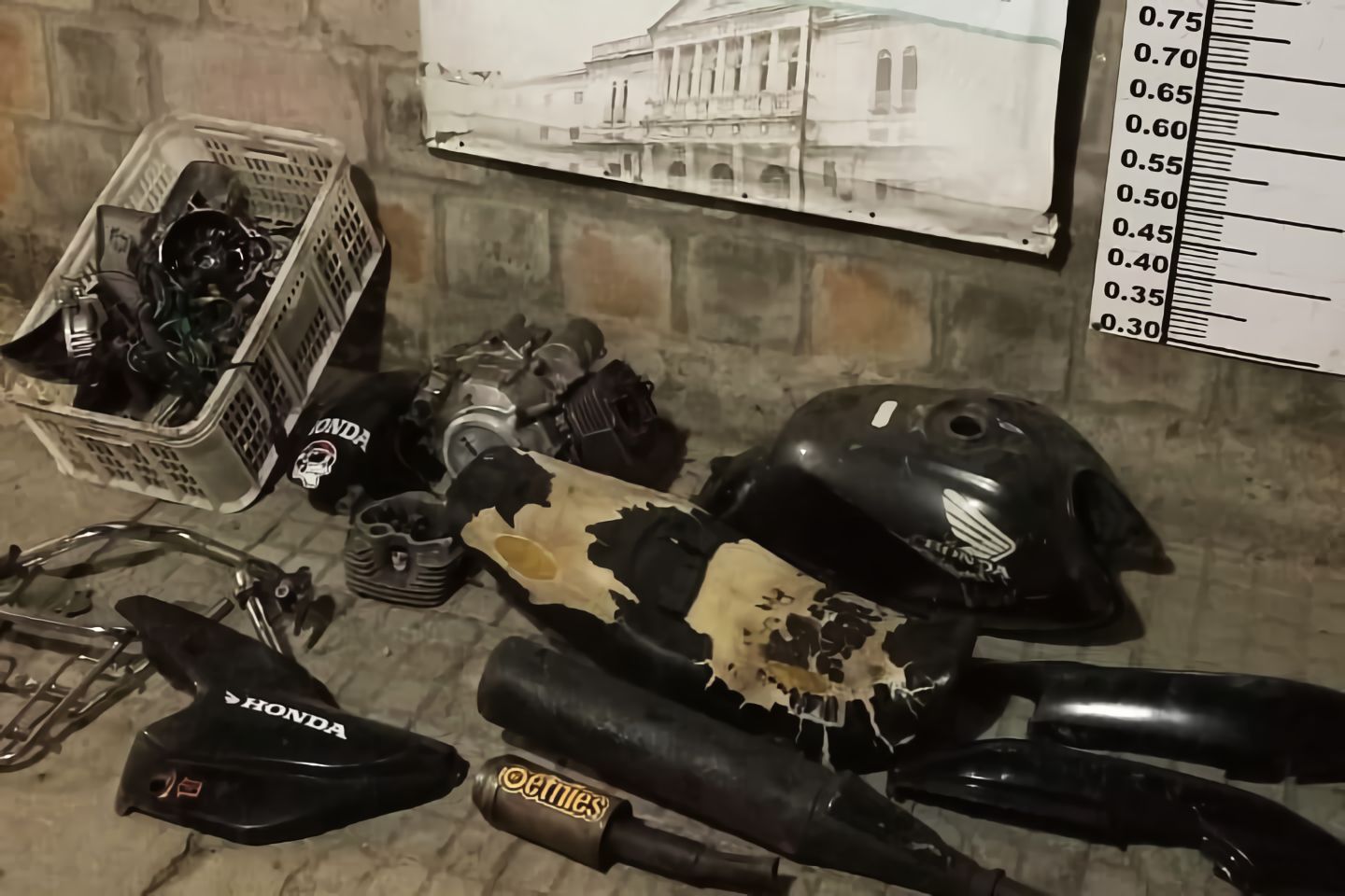 Las partes de motos secuestradas durante el allanamiento.