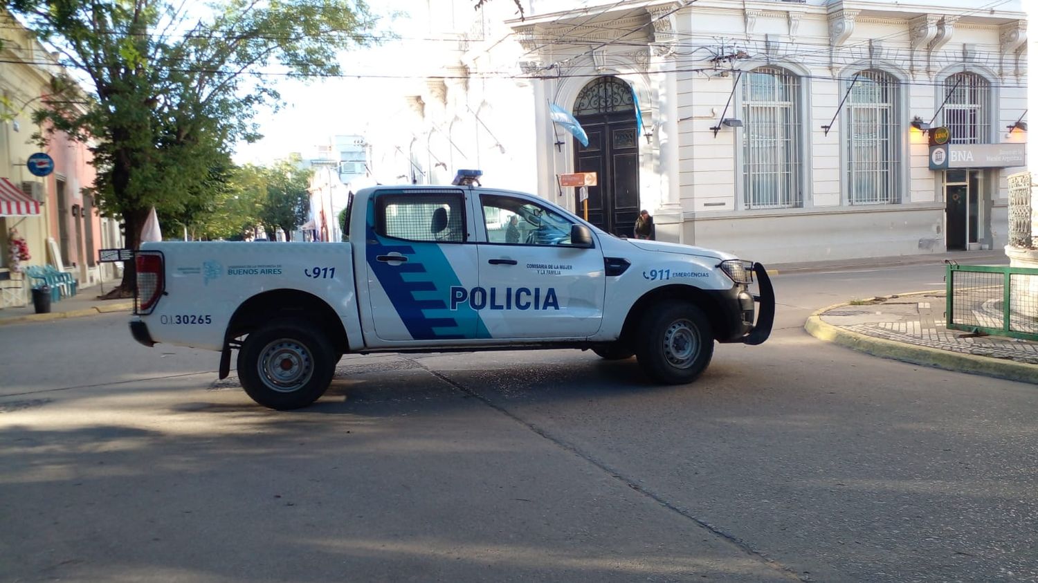 Policía cortó el tránsito en la manzana de edificio de Mitre e Hipólito Yrigoyen tras la evacuación del establecimiento.
