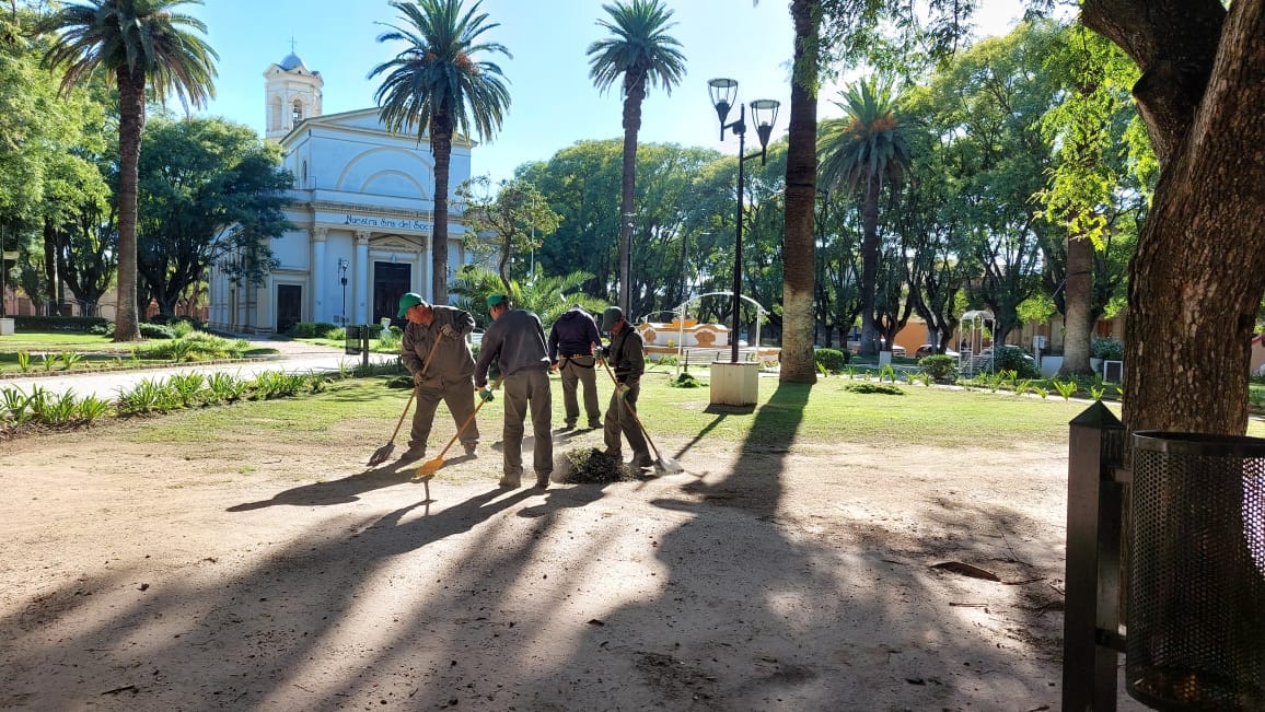 Trabajadores municipales en la plaza Constitución.