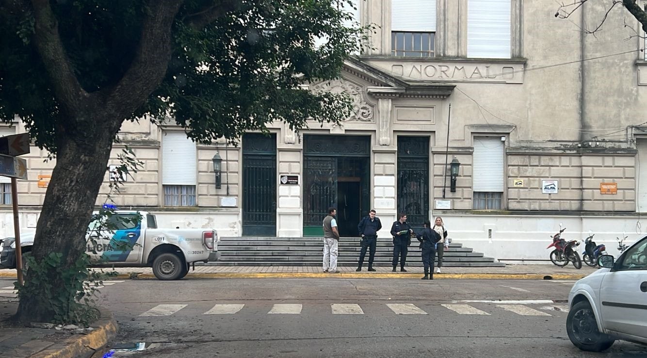La escuela Normal evacuada y requisada por las fuerzas de seguridad. Lorena López se reunió con el Fiscal Matías Di Lello.