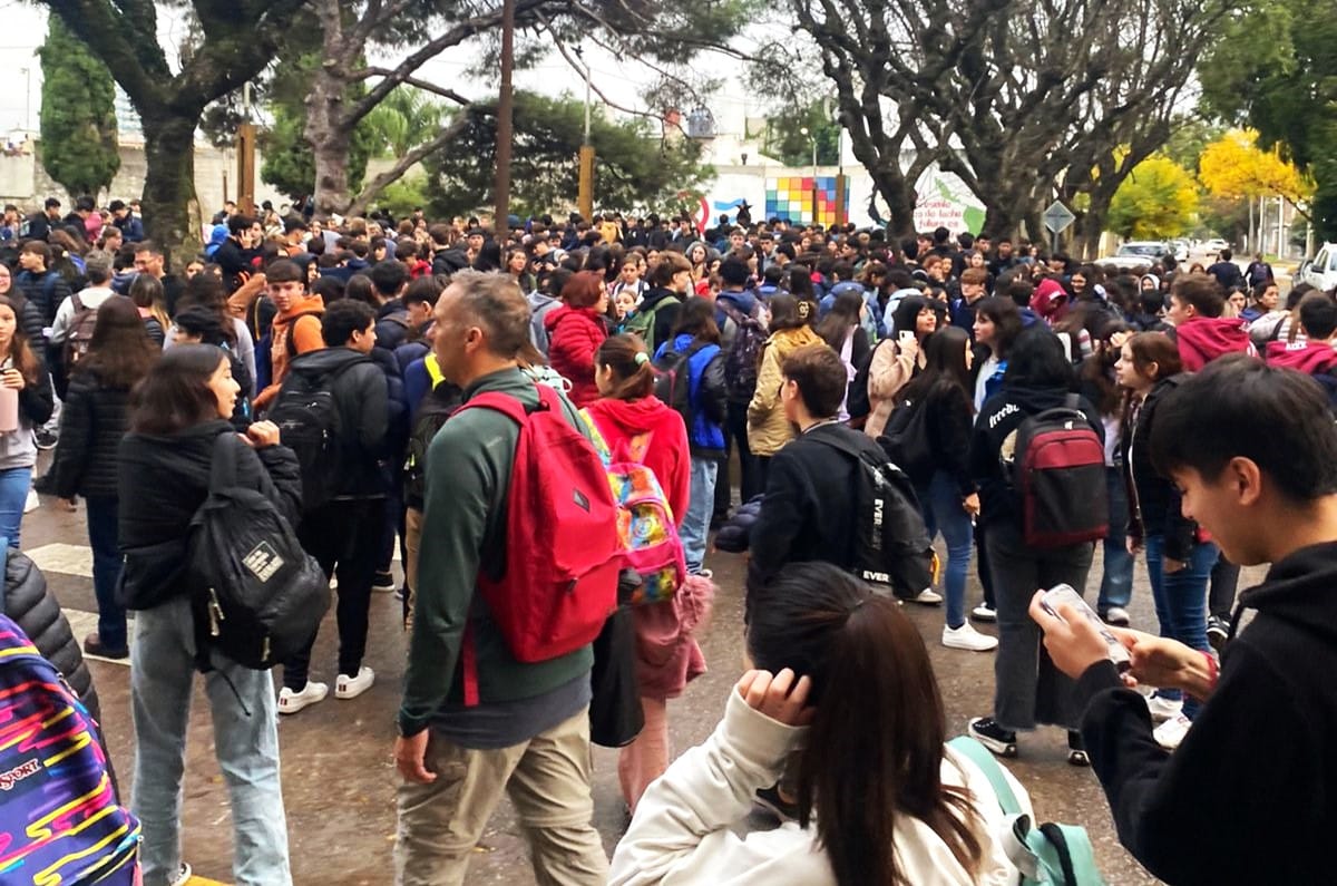 Desde la plaza frente a la escuela, los alumnos fueron trasladados a plaza Belgrano.