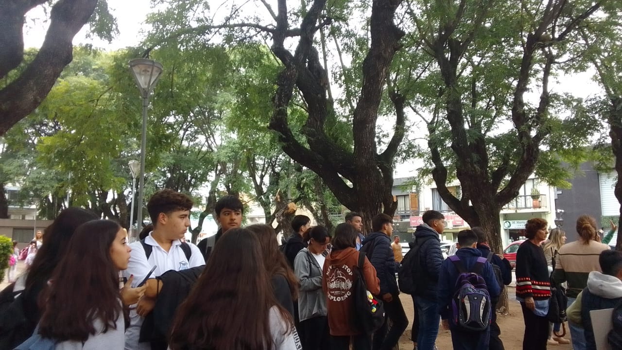 Los chicos del turno tarde del Normal, en la plaza Belgrano.