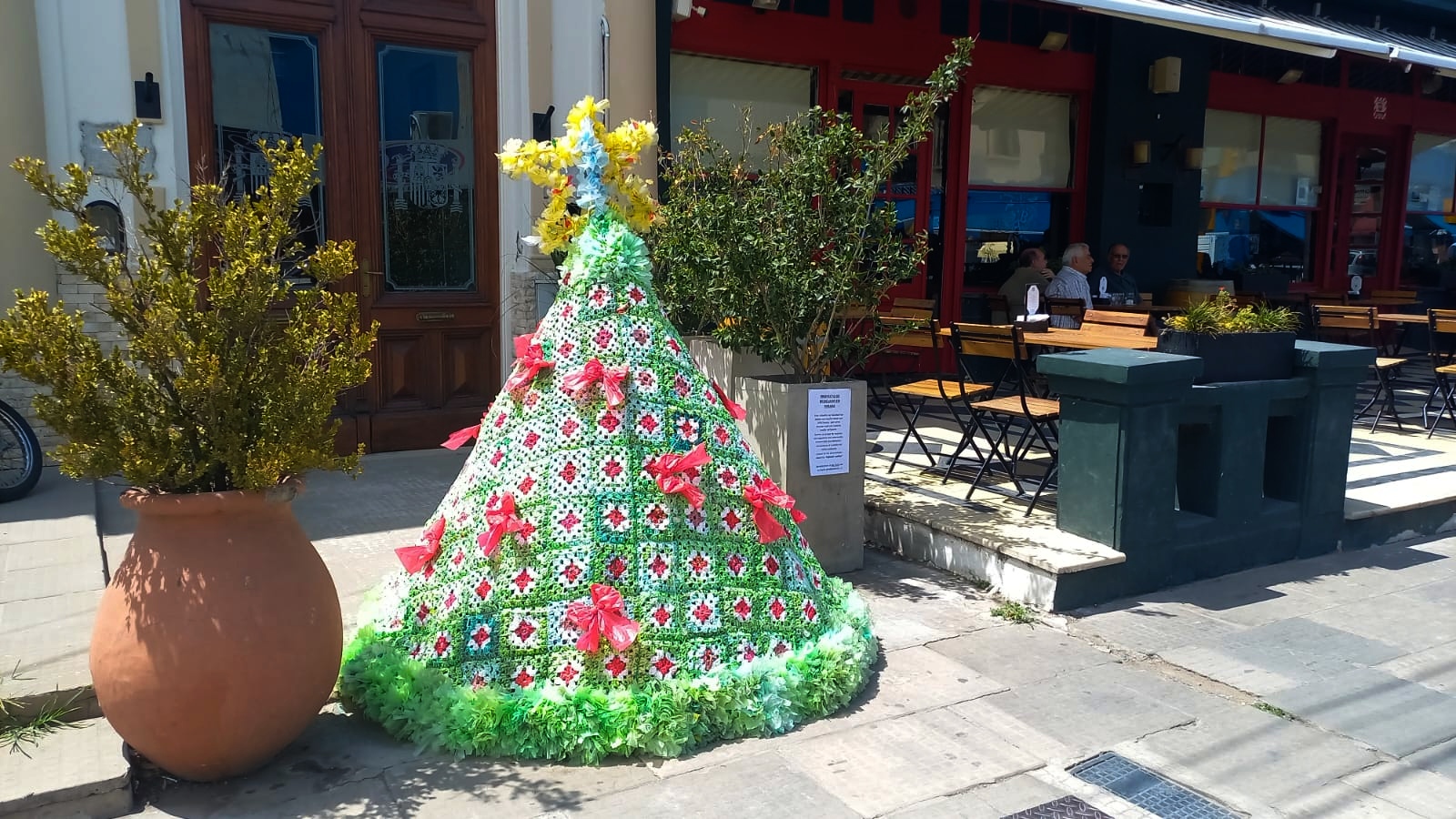 Un árbol de Navidad tejido con bolsas plásticas “que ya no circulan más por  nuestro medioambiente” – La Opinion Semanario