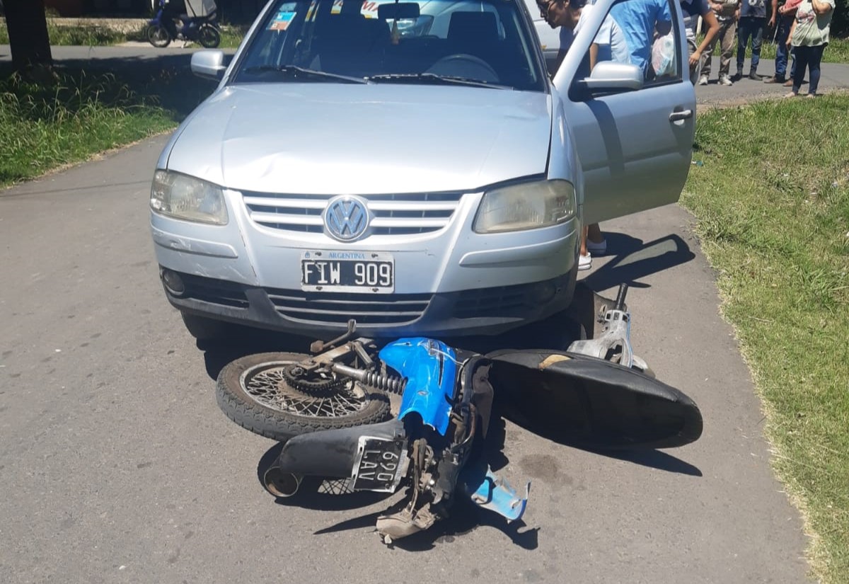 Choque Entre Moto Y Auto Trasladan A Una Mujer Al Hospital Las