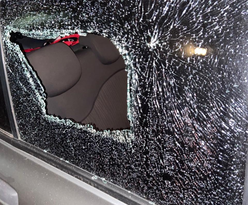 Le rompieron el vidrio del auto y le robaron una camiseta del club que