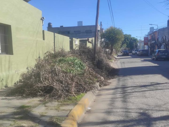 Reclamos por el estado de las veredas en Sarmiento y Las Heras – Las ...
