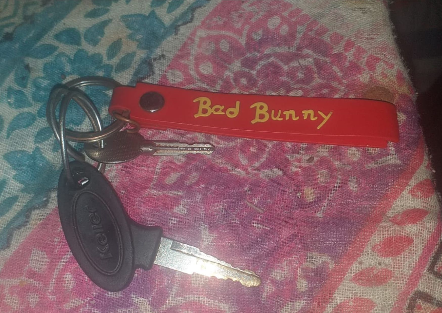 Encontraron una llave con llavero de Bad Bunny